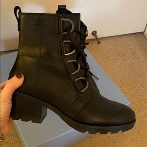 SOREL CATE LACE BOOTS- SIZE 6- NEW!